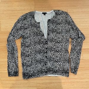 ANN TAYLOR SUPER SOFT SILK CASHMERE COTTON CARDIGAN. BLACK/WHITE PRINT SIZE L.